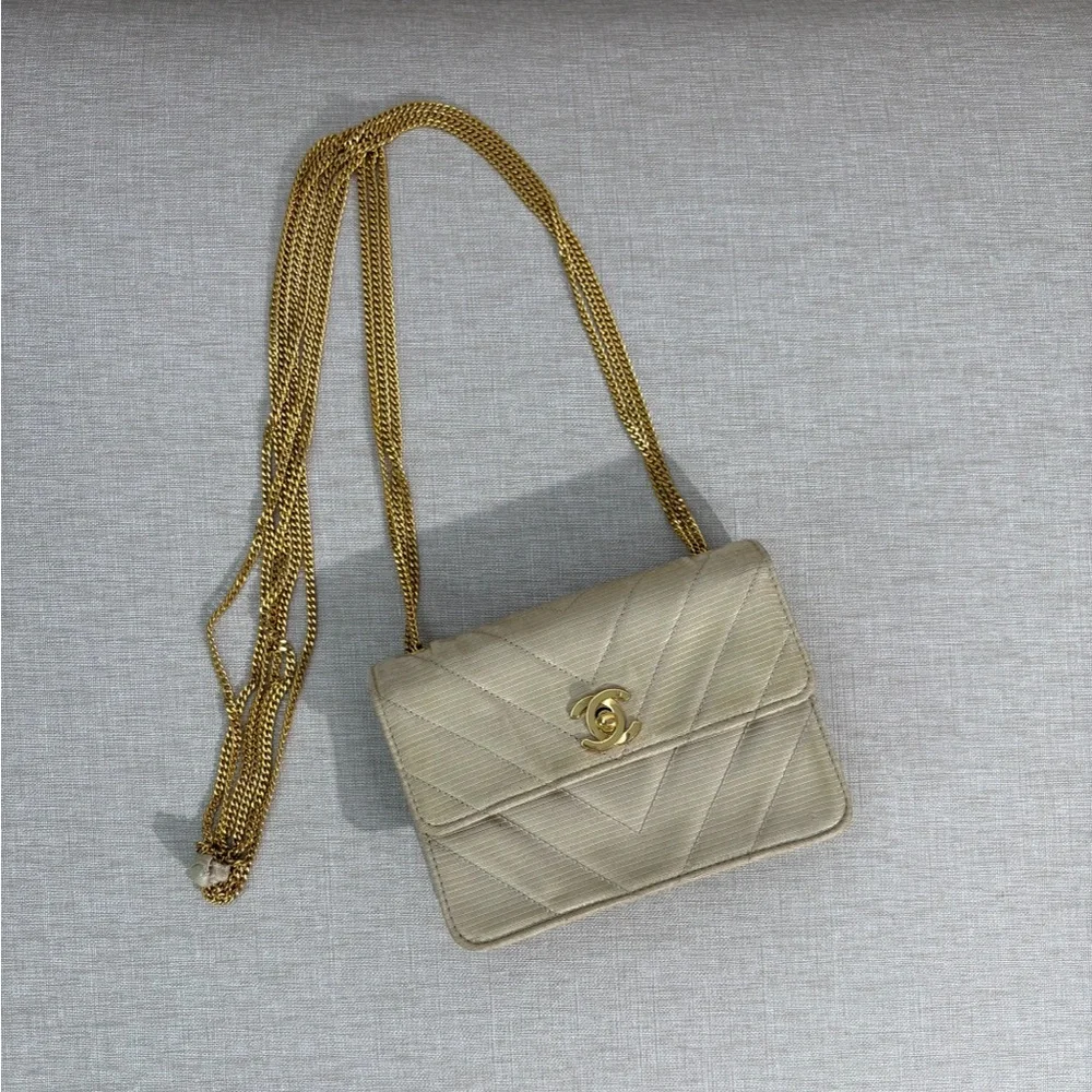 CHANEL Ivory Chevron Leather Mini Flap Bag GHW - Picture 7 of 17